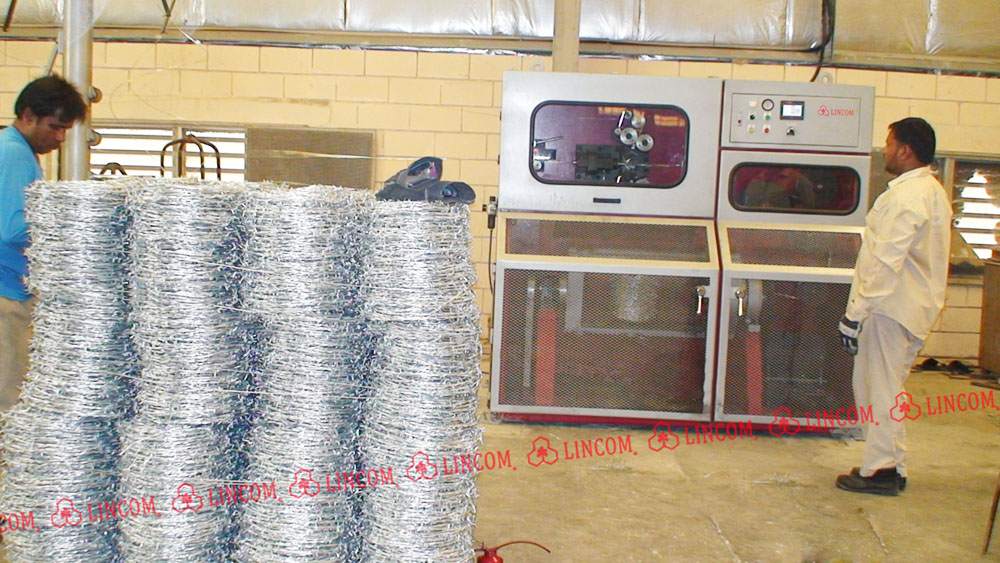 Barbed wire making machine. Wire diamter 1.5-2.6mm, barb pitch 3"-5".