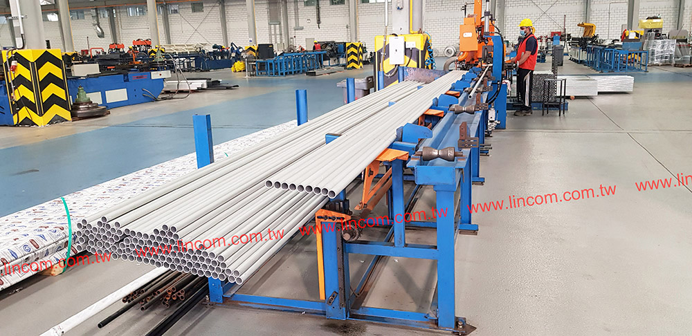 Circular saw cutting machine. Slide rail up-down and high power cut for extra stability to enhance sawing speed & accuracy.