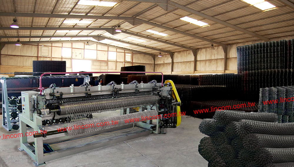 Hex. wire netting machine. Vrt. & horz. tensile strength increase by 2 twisting joints in all section for fine finishing.