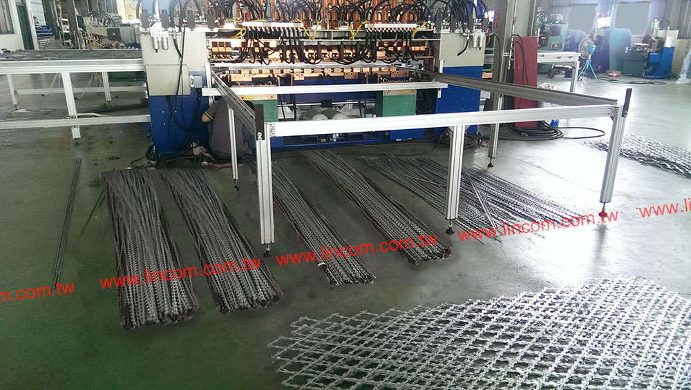 Razor mesh fencing welding machine made in Taiwan. Made from galvanized steel.