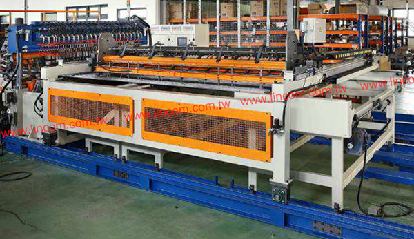 Line wire feeding device for wire mesh machine. Precut line wire auto-feed in high production rate. Max.: 61 line wires/mesh.