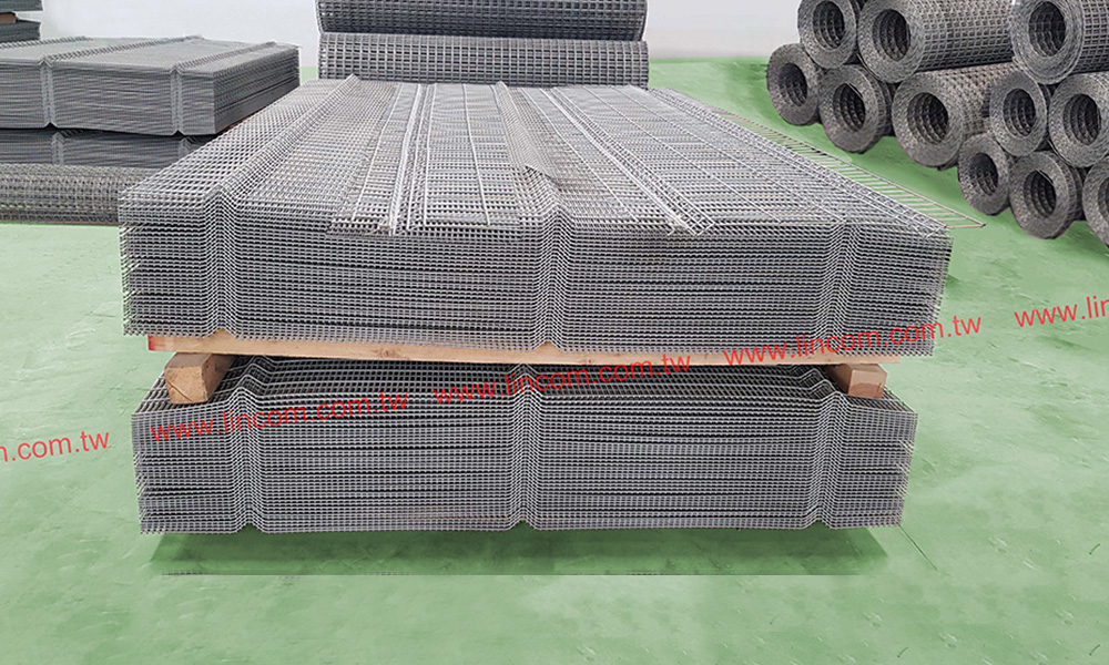 Welded type wire mesh panels made in Taiwan.