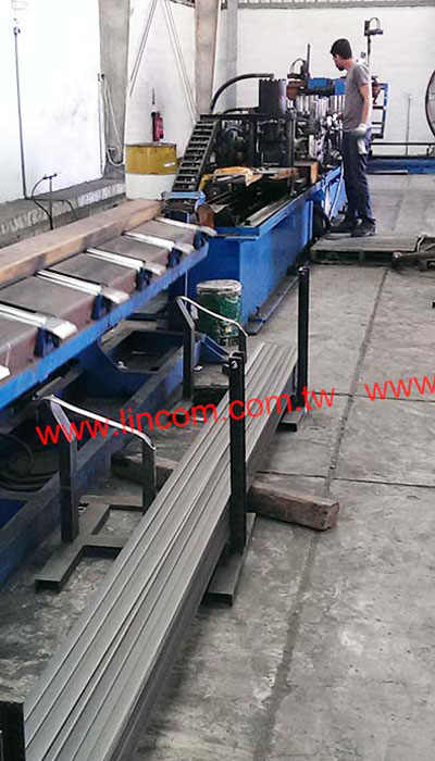 Flat bar chamfering, straightening and cutting equipment.