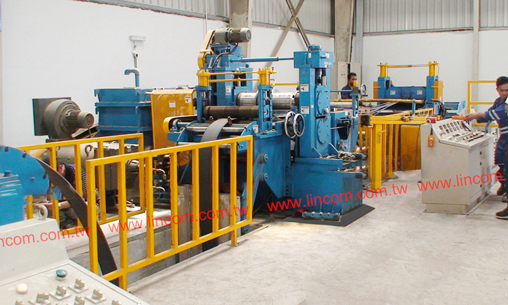 Coil slitting machine for flat bar making, hot rolled steel and cold rolled steel material. Loading capacity is 10 tons.