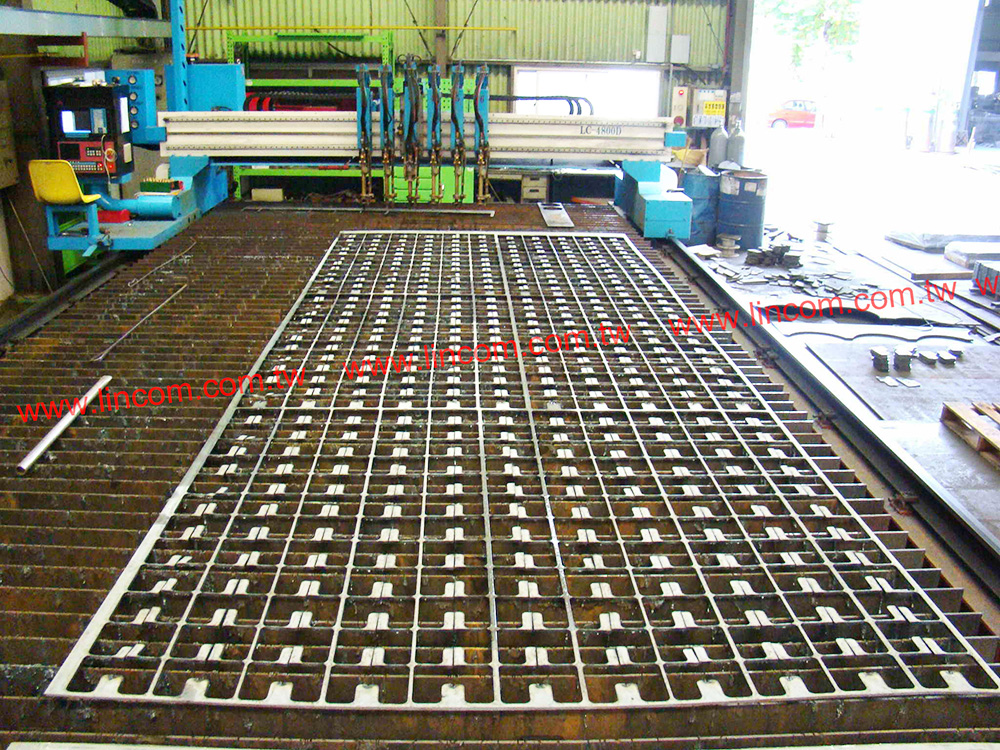 CNC flame cutting and gas cutting machine for plate & pipe cutting. This series can do drilling and tapping in one machine.