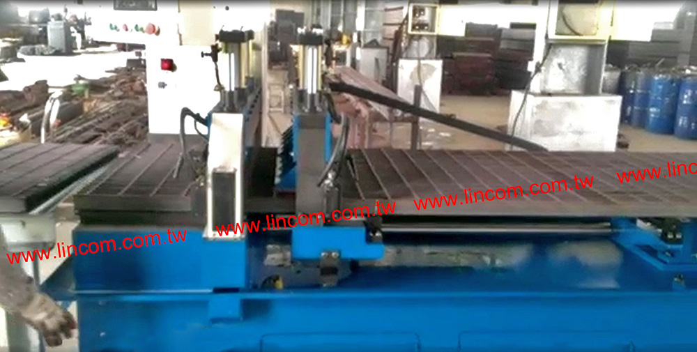 Saw cutting machine for grating board