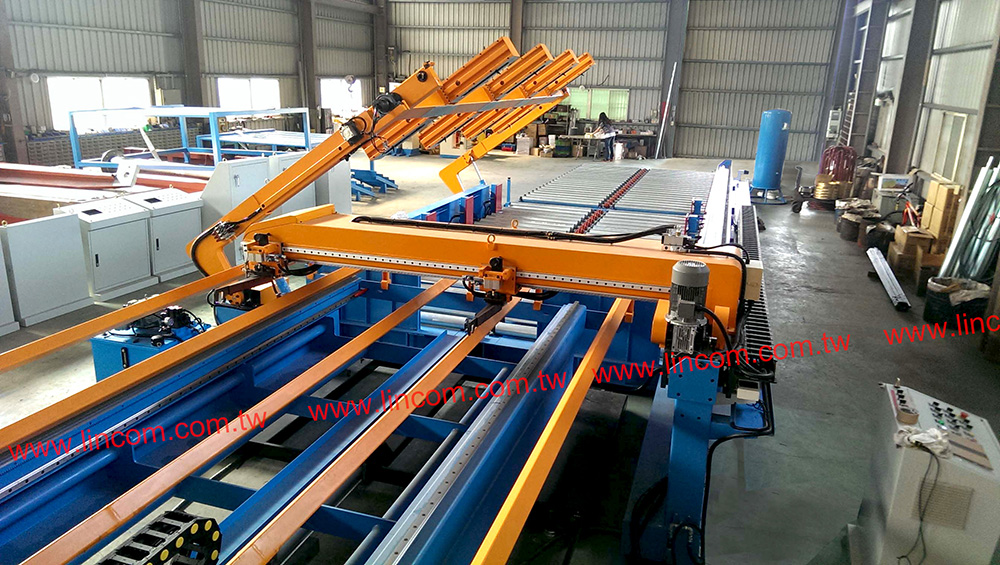 Wire mesh welder turnover machine. Wire mesh application for concrete reinforcement, chicken wire mesh, wire mesh fencing.