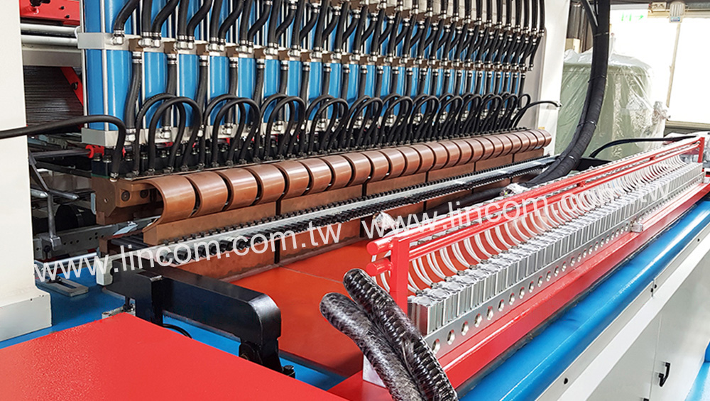 Wire mesh welder main welding machine. Pitch adjustment within few seconds only. Rear stage connects turnover machine.