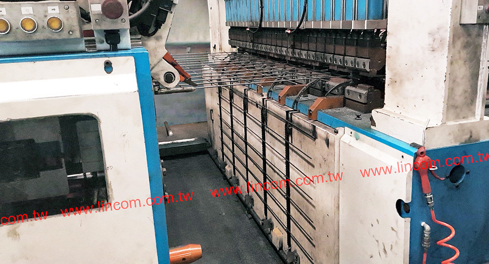 Wire mesh welder cross wire welding from top and bottom, no need turnover device. Application for concrete reinforcement.