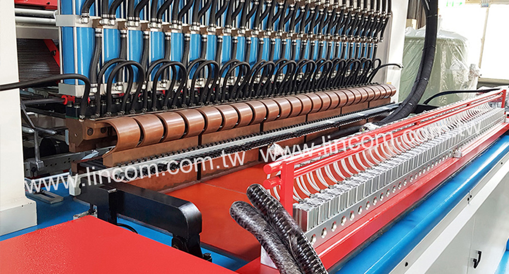 Wire mesh welder main welding machine. Pitch adjustment within few seconds only. Rear stage connects turnover machine.