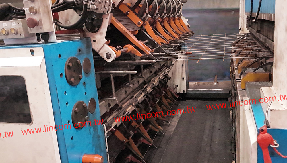 Wire mesh welder cross wire welding from top and bottom, no need turnover device. Application for concrete reinforcement.