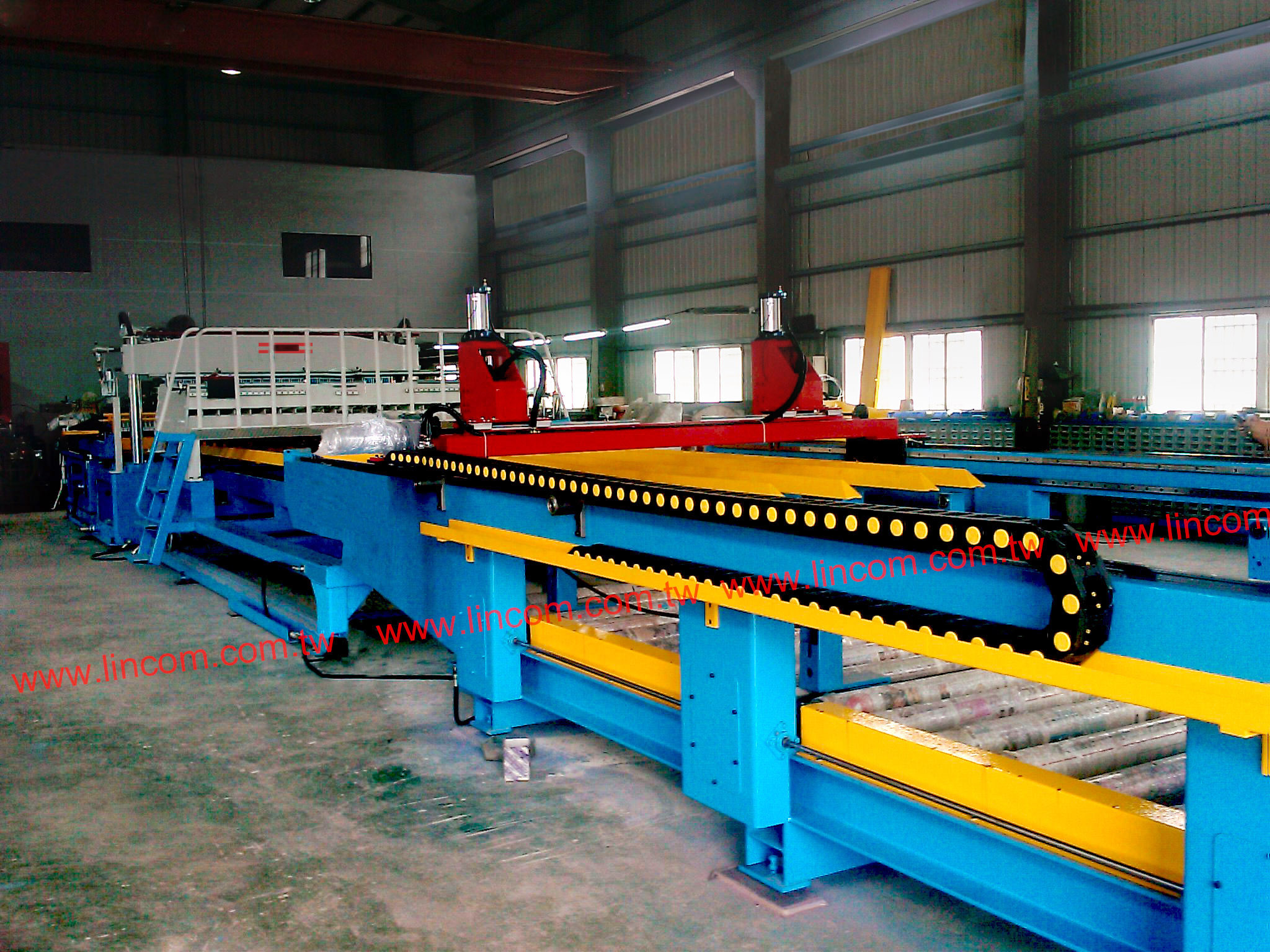 Manual feed wire mesh welder, pitch adjustments within seconds. Precut line wire & cross wire. Auto stacking machine in line.