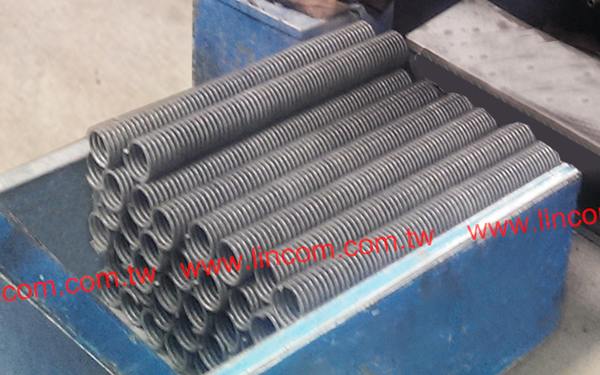 Spring coil of roller shutter door spring making machine. Wire feeding by air clutch system. With central lubrication system.